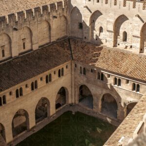 Une des cours intérieures du Palais des Papes vue d’en haut