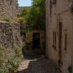 Ruelle pittoresque du vieux village des Angles